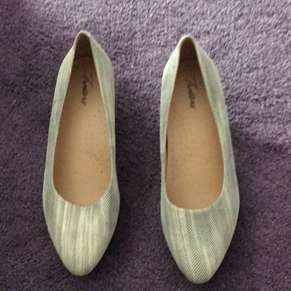 Stylish Women's Trotters low heels!